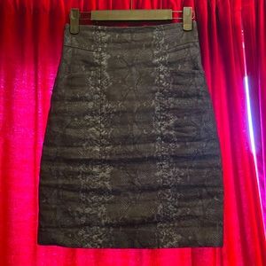 Elie Tahari, snake design skirt spacious pockets has invisible zipper on back!